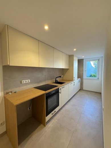 First occupancy after complete renovation | 2-room ground-floor apartment with fitted kitchen – Einbauküche