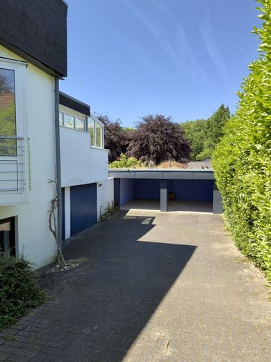 Wohnen &amp; Rendite in einer Hand · 3 - 5 Wohneinheiten · Wintergarten &amp; Traumgarten – Blick auf die Stellplätze ( Carport )
