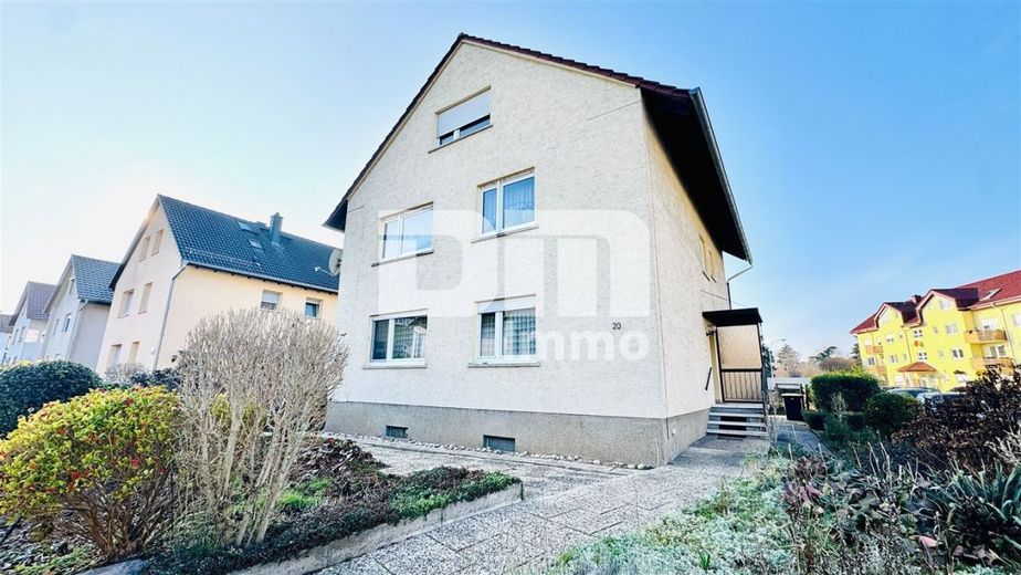 Kompakte Dreizimmer DG Wohnung in gepflegtem Dreifamilienhaus in gesuchter Lage – Frontansicht / Vorgarten / Zugang zur Wohnung