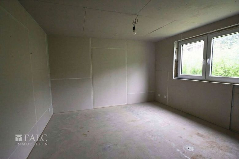 Machen Sie was daraus! EFH wartet auf "Renovierung" – EG-Zimmer 2 - (KI generiert)