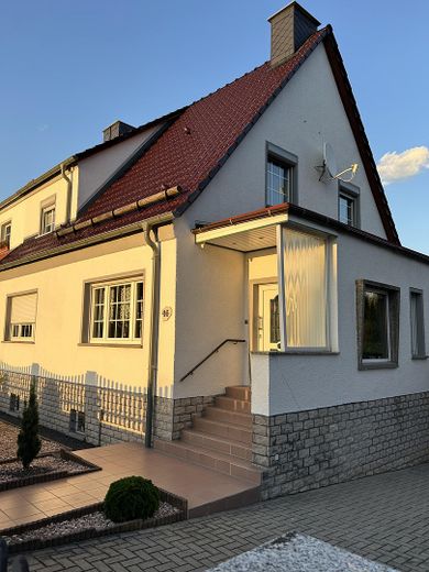 Nowoczesny solidny dom z 4 pokojami, basenem, wiatą na samochód i dużym ogrodem – Zdjęcie 1