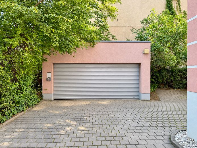 Disponible de inmediato. Plaza de garaje en Dresden-Löbtau. Emil-Ueberall-Straße 27 – Zufahrt mit Garage