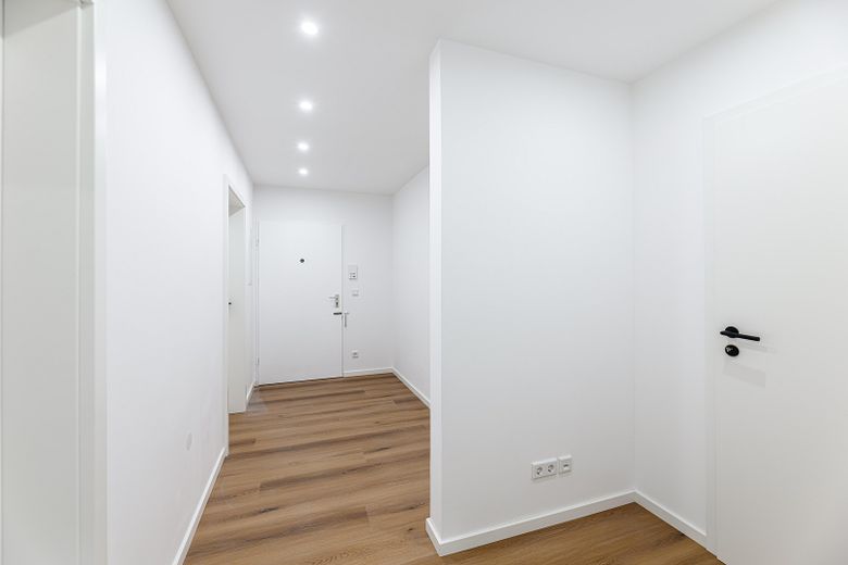 Modernisierte, frisch kernsanierte 2-Zimmer-Eigentumswohnung | 61 m² | Südbalkon – Flur mit Nische