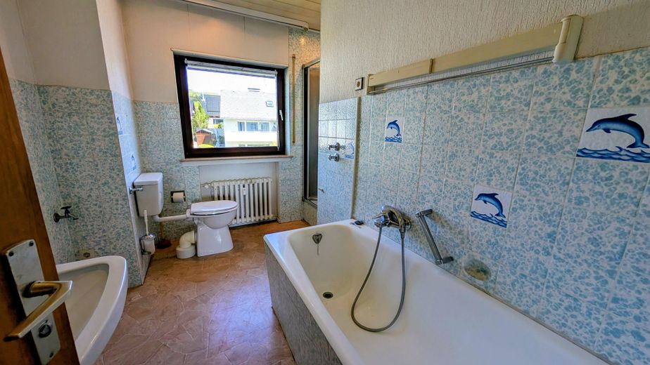Bad & WC OG mit Dusche+Wanne