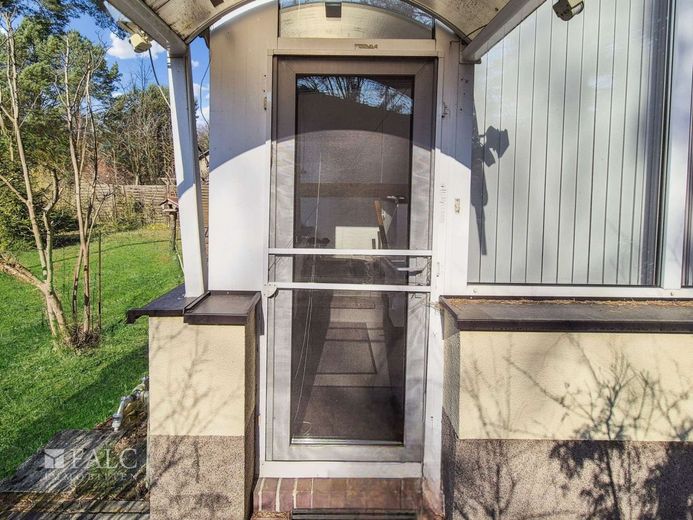 Einfamilienhaus mit Garten an Berliner Stadtgrenze - FALC Immobilien – Hauseingang