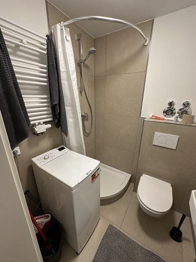Dusche mit Waschmaschine