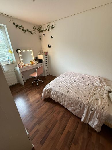 Attraktive Erdgeschosswohnung (2 Zimmer) mit Balkon & EBK in ruhiger Lage – Schlafzimmer