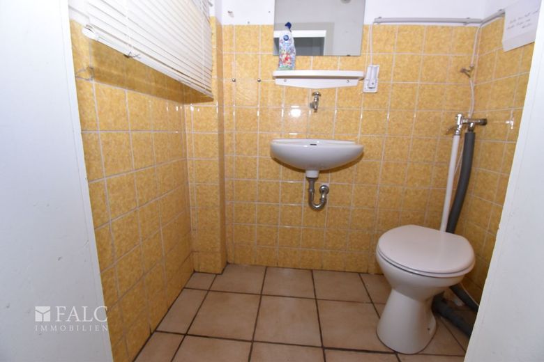 Vielseitiges Ladenlokal/Büro - ideal für Kiosk, Friseur, Kosmetik, Podologie oder Praxis – Badezimmer