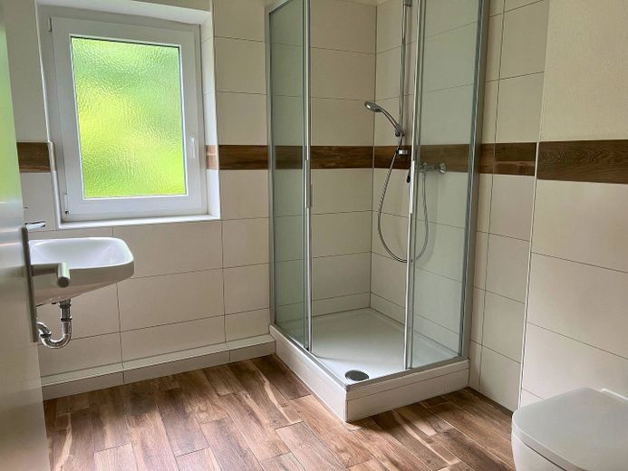 EINZIEHEN UND SPAREN: Große 3-Zimmer-Wohnung mit großem BALKON und EBK im staatlich anerkannten Naturerholungsort Lechbruck am See – Ansicht I: Bad