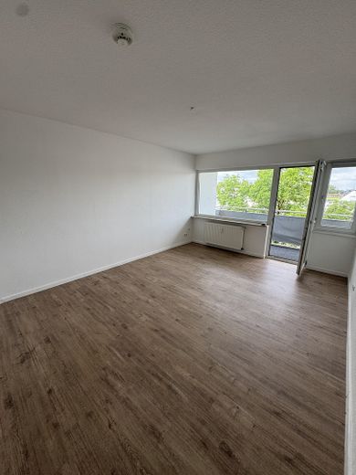 Renovierte 2,5 Zimmer Wohnung in zentraler Lage mit 2 Balkonen – Zimmer 1