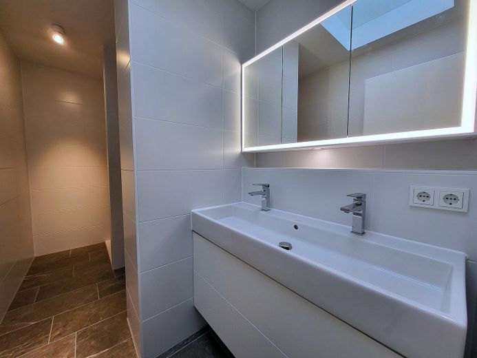 Penthouse z tarasem dachowym i widokiem w dal – nowy budynek 2023 – Bad mit Doppelwaschtisch und b