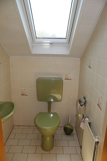 Zweifamilien-Wohnhaus in der Kleinstadt Leun im Lahn-Dill-Kreis. Der Kaufpreis ist verhandelbar. – OG Toilette