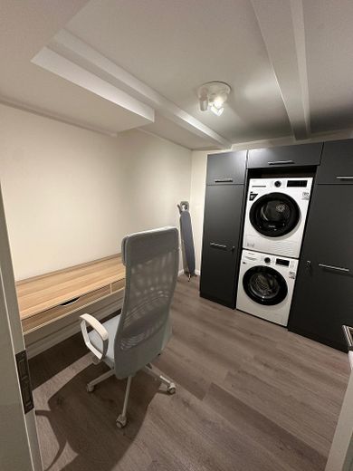 Fully furnished 3-room KfW apartment with kitchen & balcony in a prime location in Wiesbaden Mitte – Büro & Waschraum