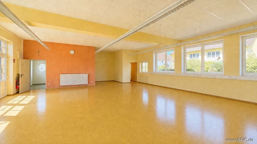 Großzügige Büro- / Praxisfläche auf zwei Ebenen in ruhiger Lage von Moorenweis – Halle im EG