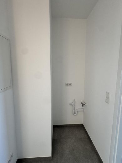 Ubicación perfecta, renovada con materiales de alta calidad: exclusivo apartamento de 3 habitaciones – Nische für Waschmaschine