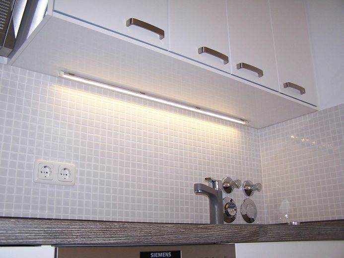 SCHWABING-WEST HELLE, MODERNISIERTE 2-ZIMMER-WOHNUNG MIT LOGGIA, SCHWIMMBAD UND GROSSER DACHTERRASSE – Details. Küchenbeleuchtung