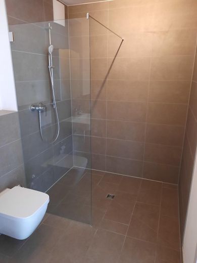 GV-Stadt, 3 Z/K/D/B/Abst., 79 m² mit Süd-Balkon, Aufzug, barrierefrei, Wärmepumpe, PV-Strom – Bad, große Dusche