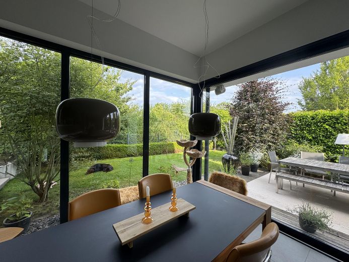 Blick vom Wohnzimmer in Garten