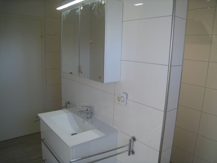 2 Zimmer-Studiowhg. Lahr. Bauj.2019, barrierefrei mit offenen Wohn,-Essbereich. – Waschtisch mit Duschraum