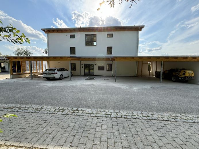 Eingangsseite, Carport