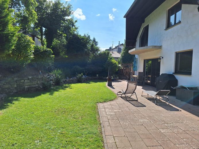 Großzügiges Wohnen im gepflegten Landhaus (nähe Golfplatz/Waldrand) PROVISIONSFREI – Großzügige Terrasse und Garten