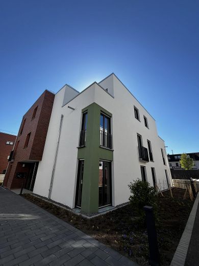 Lichtdurchflutete Neubau-Gartenwohnung mit Terrasse & hochwertiger Ausstattung – Rückansicht