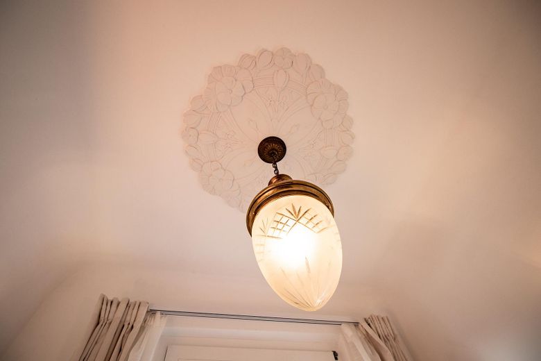 Historische Rotklinkervilla – kernsaniert mit optionalem Baugrundstück – Antike Lampen