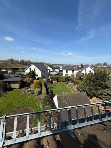 Doppelhaushälfte mit großer Garage, Carport, Wa, Du. und sonnigem Grundstück am Stadtrand – Garten