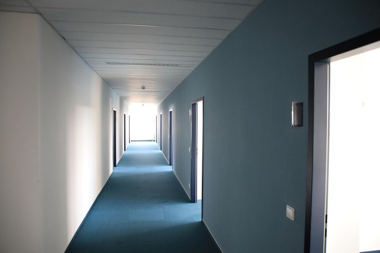 Gang zwischen Büros