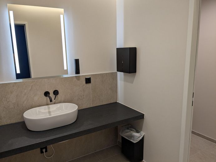 Westsite München*Moderne Bürofläche mit exzellenter Anbindung und Sichtbarkeit* – WC Anlage - neu und modern