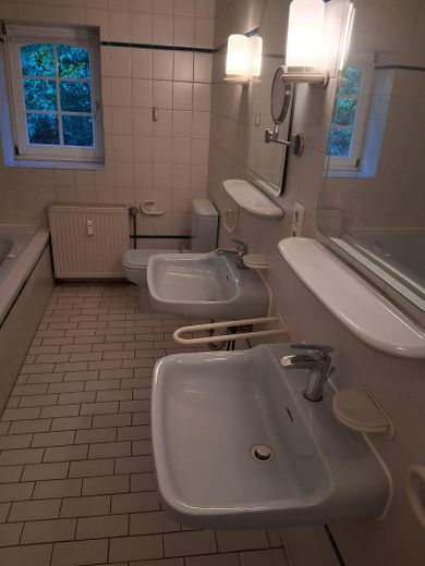 Bad mit Dusche und Badewanne