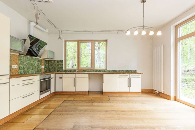 Moderne Architektenvilla in Hanglage - Design, Licht &amp; Natur in Perfektion – geräumige Küche EG