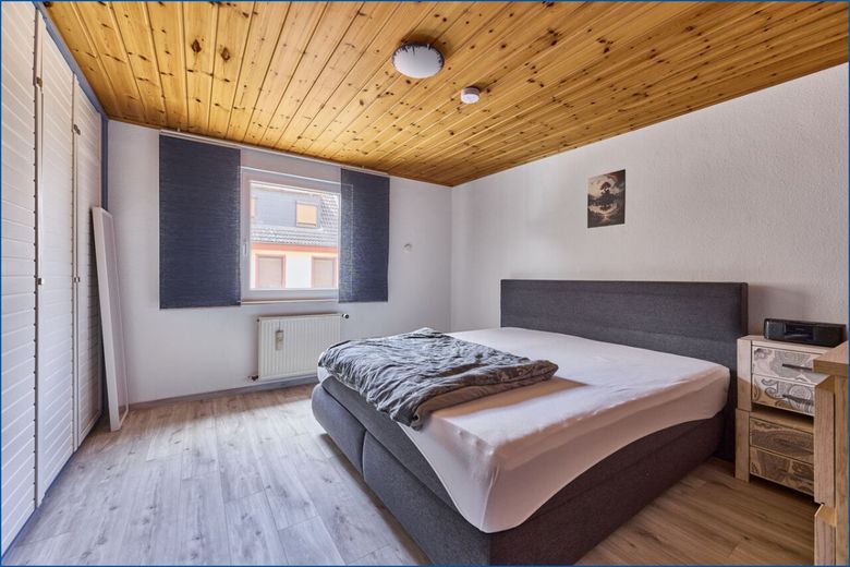 Charmantes Einfamilienhaus mit idyllischem Garten - technisch modernisiert! – Schlafzimmer