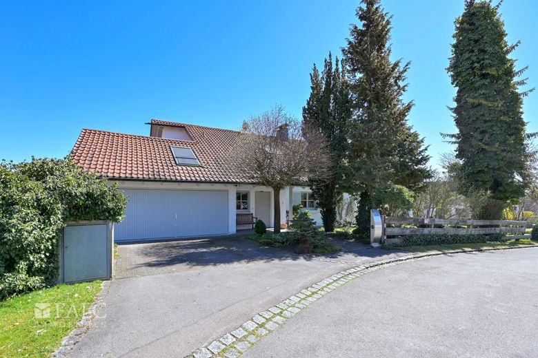 Exklusive Landhaus-Idylle mit unverbaubarem Blick ins Ampermoos – Einfahrt mit Grundstück