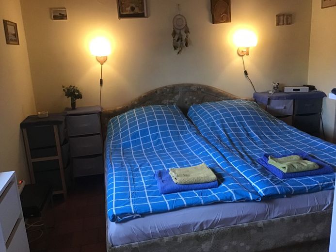 Attraktives Haus mit 2 Wohneinheiten,Idyllisch, Ruhig am Wald,Sauna,Kaminofen – Bett 2x2m. Mit neue Matratzen