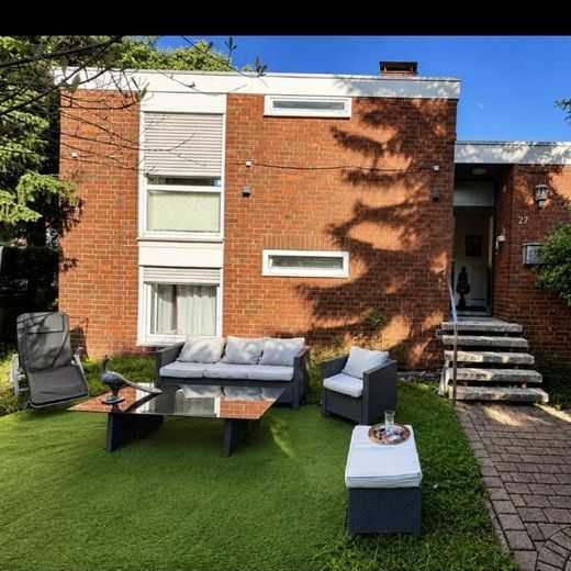 Modernisiertes Einfamilienhaus mit Wintergarten, Sauna und Whirlpool in Düsseldorf – Außenansicht
