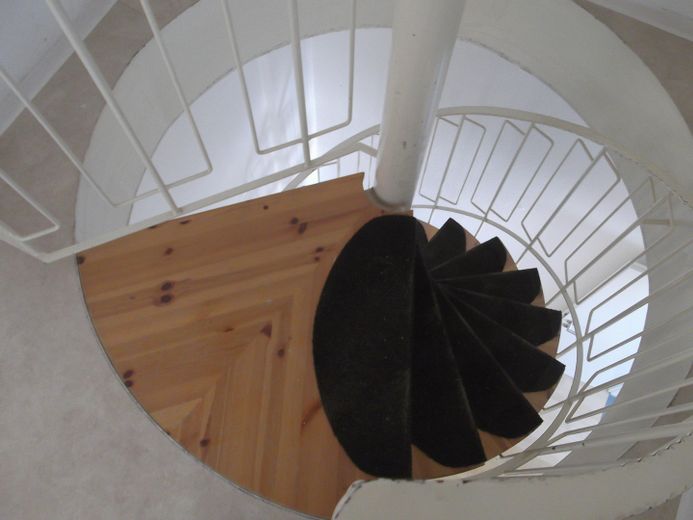 2. OG re Wendeltreppe zum DG