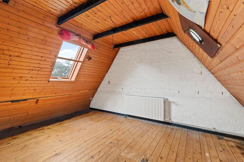 Sanierungsbedürftige Doppelhaushälfte mit großzügigem Grundstück und Doppelgarage in HH-Rahlstedt – Dachboden