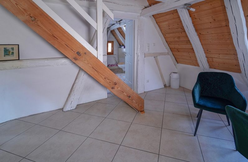 Geschmackvolle und voll möblierte Wohnung mit Einbauküche in Oberderdingen – Foto 4