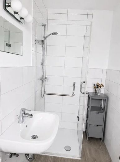 Wysokiej jakości dom jednorodzinny (A+) z ogrzewaniem geotermalnym, dużym tarasem i garażem dwustanowiskowym – bez prowizji – Gäste WC EG Dusche