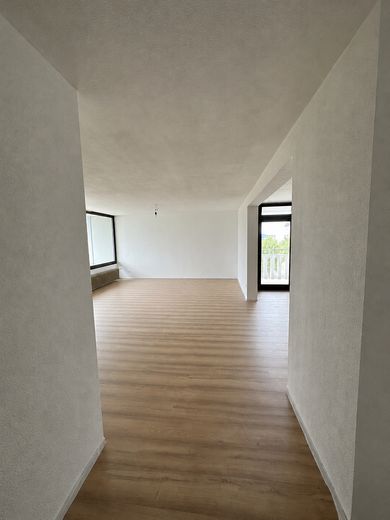 Prima occupazione dopo ristrutturazione – appartamento di 3,5 locali con cucina componibile – Flur zum Wohnbereich