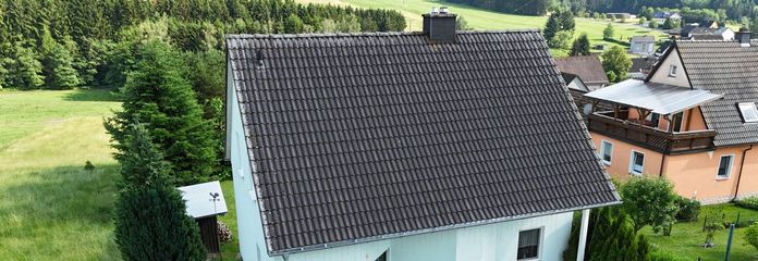 Einziehen und Wohlfühlen: Gepflegtes Einfamilienhaus mit Traumblick und moderner PV-Anlage in Teuschnitz OT Haßlach – Wohnhaus Ansicht Nordwest