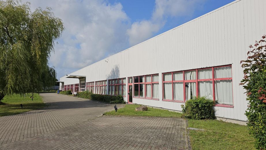 Zufahrt zu den 2 Hallentoren