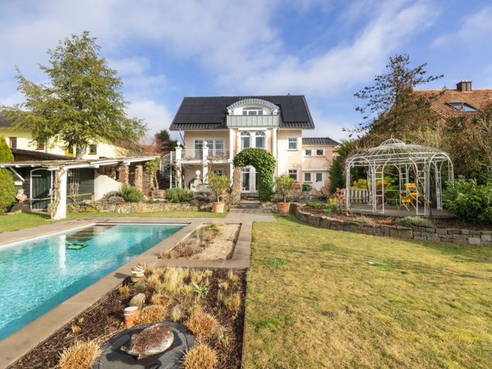 Habiter d’une manière exceptionnelle avec vue dégagée, piscine et sauna - installation solaire et batterie de stockage - TOP – Photo 1