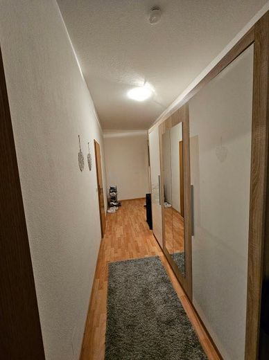 Gohlis-Süd’de ankastre mutfaklı güzel 2 odalı eski bina dairesi – Flur