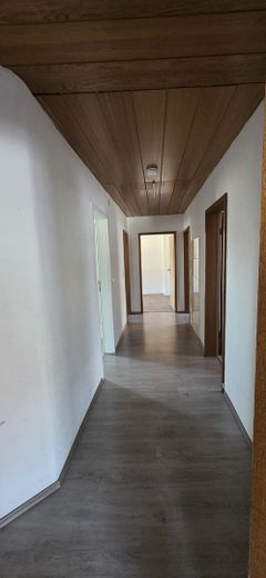 Ampio appartamento mansardato di 4 locali a Pforzheim-Brötzingen, circa 110 m², edificio residenziale plurifamiliare ristrutturato – Flur 