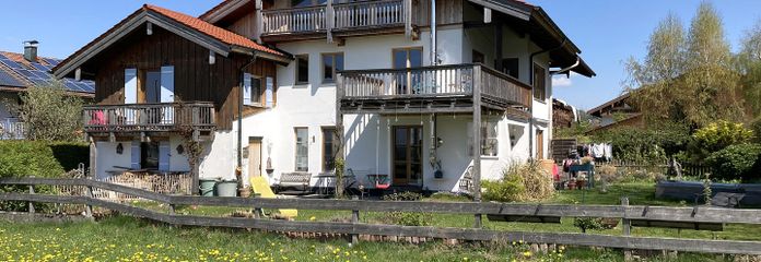 Hochwertig kernsaniertes MFH  | 218 m² | PV & Erdwärme | Chiemseenähe – Haus Ansicht
