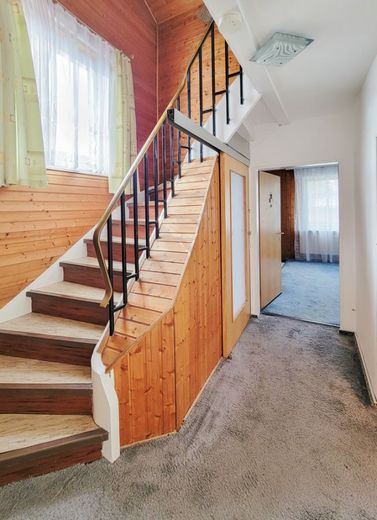 Rarität! Familienhaus in Mz-Finthen! Viel Charme &amp; Platz für eigene Ideen! Innenhof, Anbau,Scheune.. – Treppenaufgang