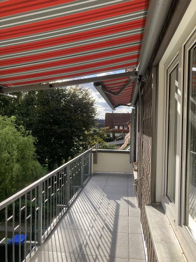 Wymarzone, słoneczne mieszkanie 3-pokojowe, duży balkon od południa, po remoncie, w najlepszej centralnej lokalizacji – Balkon mit Markisen