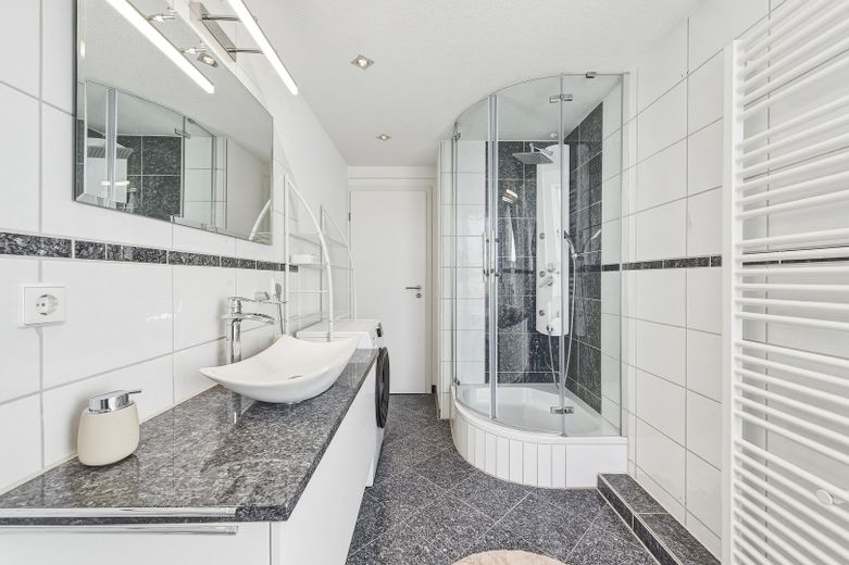 Charmante 4,5-Zimmer Dachgeschosswohnung – Badezimmer
